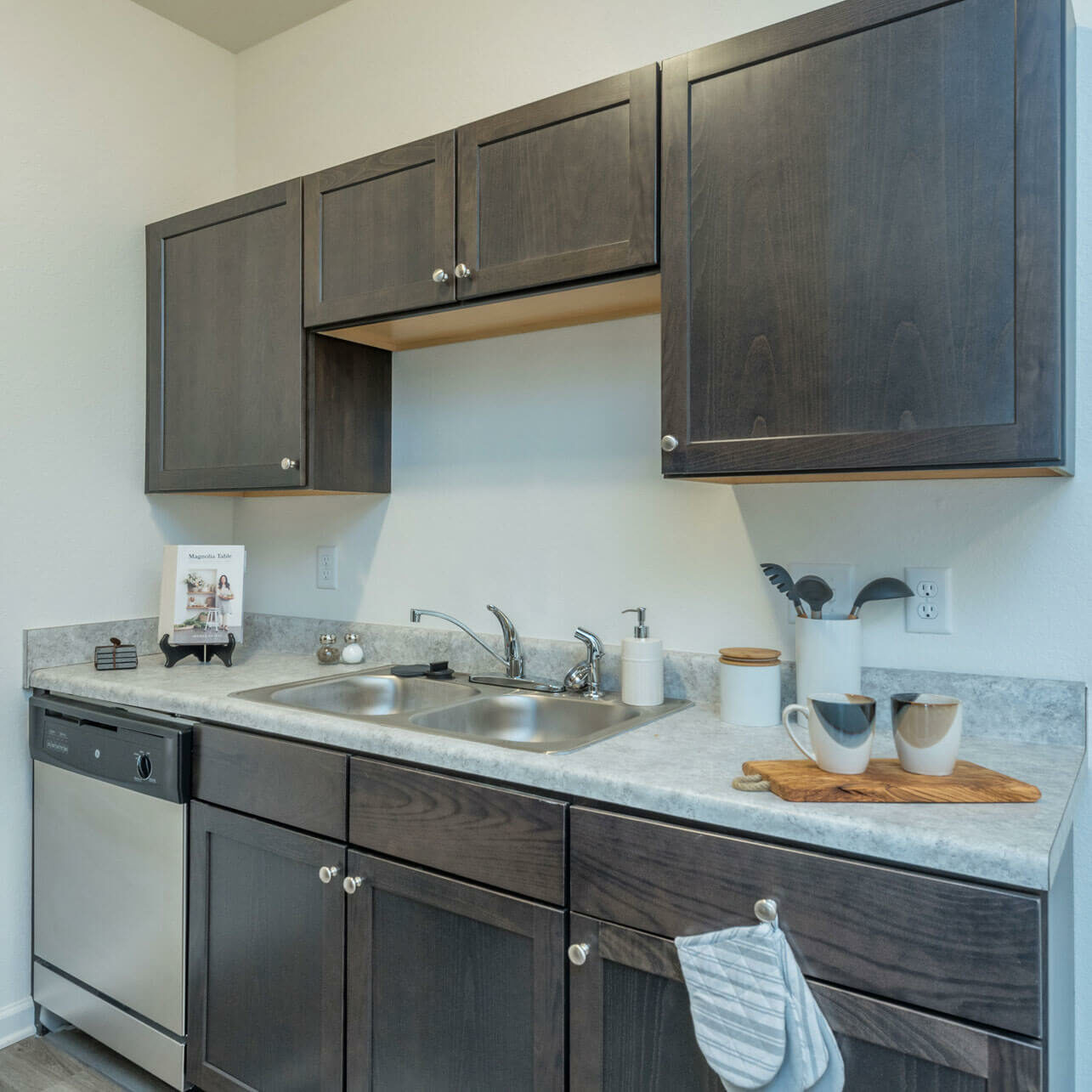 Park-crossing-kitchen-nook-(40) Affordable luxury apartments Located in the foothills of North Carolina